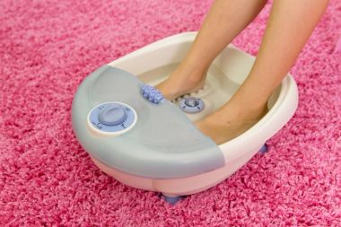 Bir titreşimli içinde çocuk ayak ayak masaj. Elektrik Masaj 