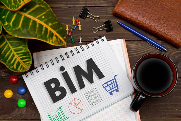 Cuaderno con notas BIM en la mesa de la oficina con herramientas. Concepto — Foto de Stock