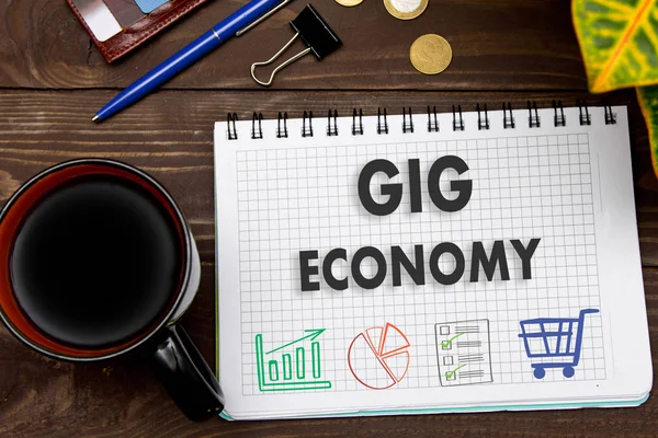 Laptop met een c HTING Gig economie de tabel kantoor met tools — Stockfoto