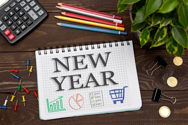 Laptop met een notities Nieuwjaar op tafel kantoor met tools — Stockfoto