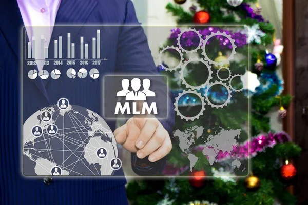Der Geschäftsmann entscheidet sich für mlm, mehrstufiges Marketing — Stockfoto