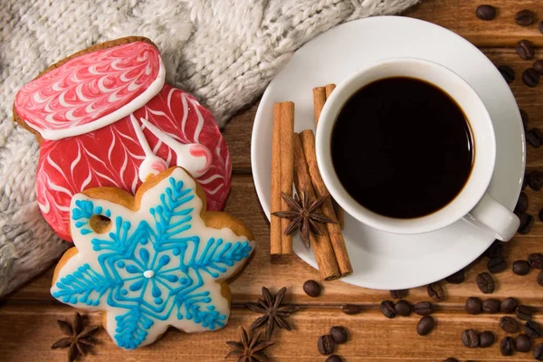 Świąteczne pierniczki i Gorąca kawa w filiżance biały. Koncepcja Boże Narodzenie wystrój żywności. Widok z góry — Zdjęcie stockowe