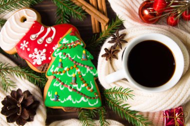 Noel kurabiye ve beyaz bir fincan sıcak içecek. Kavramı 