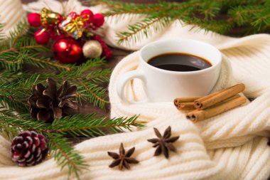 Beyaz bir fincan sıcak kahve. Noel kavramı gıda