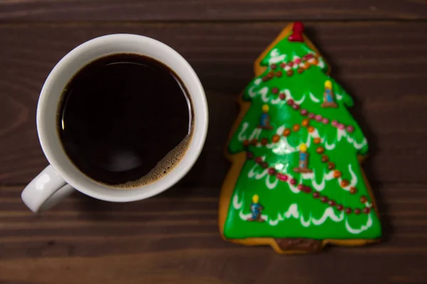 Café dans une tasse blanche et pain d'épice de Noël flou — Photo