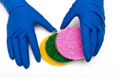 Plastik granül. Renklendirici polimer granül içinde için. Elinde eldiven alır plastik granül