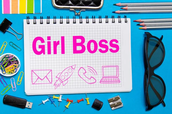 Girl Boss señala en un cuaderno en el escritorio de la oficina. Máquinas —  Fotos de Stock