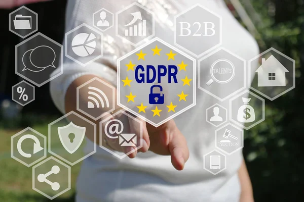 Kobieta interesu wybiera Gdpr na ekranie dotykowym. Ogólne — Zdjęcie stockowe