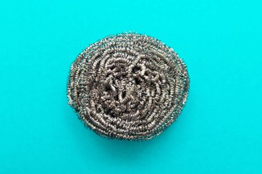 Yemekleri portre renkli bir arka plan üzerine yıkama için metal sünger 