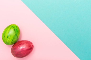 Turkuaz ve pembe geometrik arka plan üzerinde yumurta. Yeşil bir