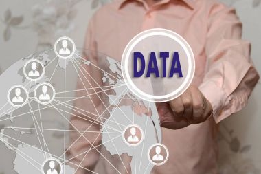 Yaşlı bir işadamı dokunmatik scre verilerini düğmesini seçer