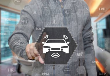 Yaşlı bir adam seçer araba kablosuz Internet bağlantısı, wi-Fi