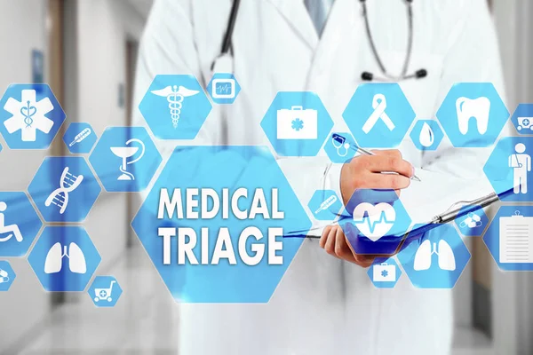 Tıbbi doktor stetoskop ile ve tıbbi değerlendirme oturum doktor