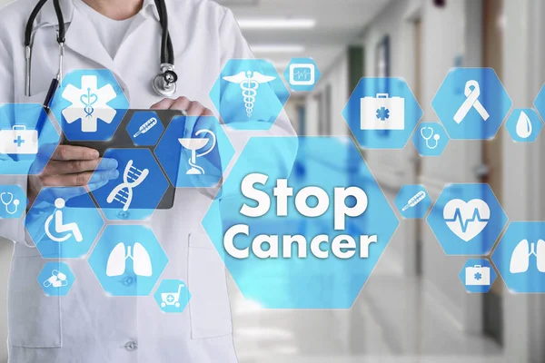 Médico con estetoscopio y señal Stop Cancer en Medical — Foto de Stock