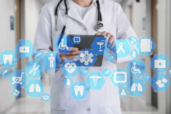 Medical network connection on the virtual touch screen and Docto — Stock Photo, Image