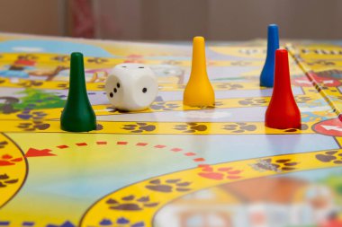 Masa oyunları için ev. Sarı, yeşil ve kırmızı plastik fiş bir