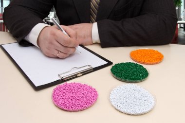 İşadamı ofiste pla temini için bir sözleşme imzaladı