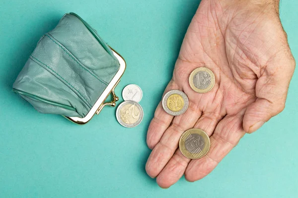 Osoby w podeszłym wieku przytrzyma monety na stary pusty portfel. The — Zdjęcie stockowe