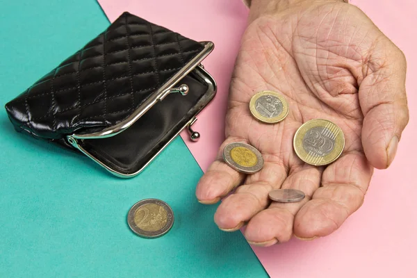 Osoby w podeszłym wieku przytrzyma monety na stary pusty portfel. The — Zdjęcie stockowe