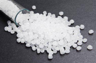 Plastik granül. Şeffaf polietilen granül. Plastik ham 