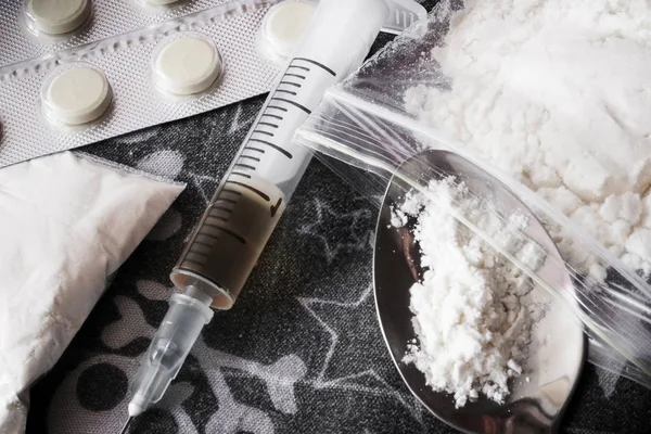 Opioid salgın. Opioid hapları. Uyuşturucu kavramı. Şırınga prepa