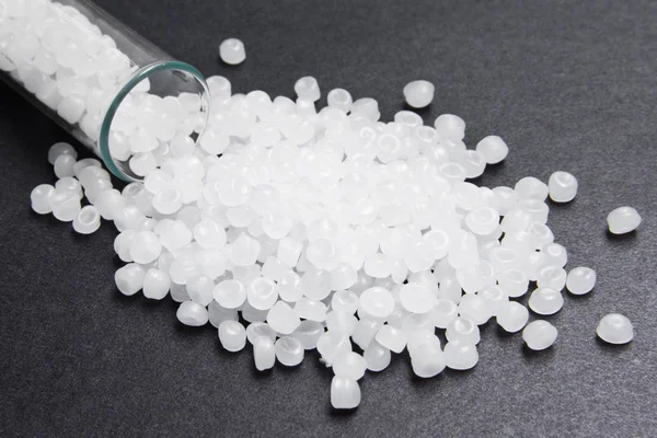 Plastik granül. Şeffaf polietilen granül. Plastik ham 