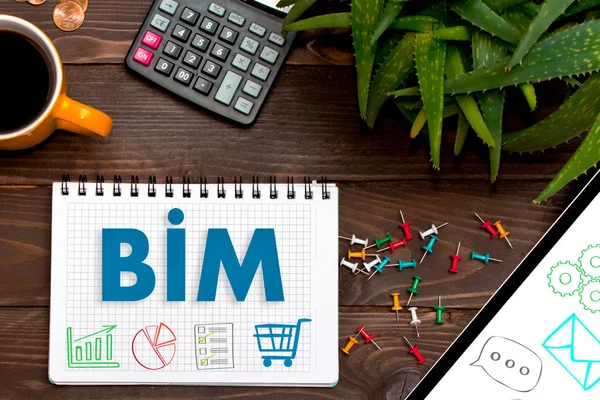 Cuaderno con notas BIM en la mesa de la oficina con herramientas — Foto de Stock