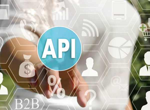 Empresaria presiona un botón API, Programación de aplicaciones Inter — Foto de Stock