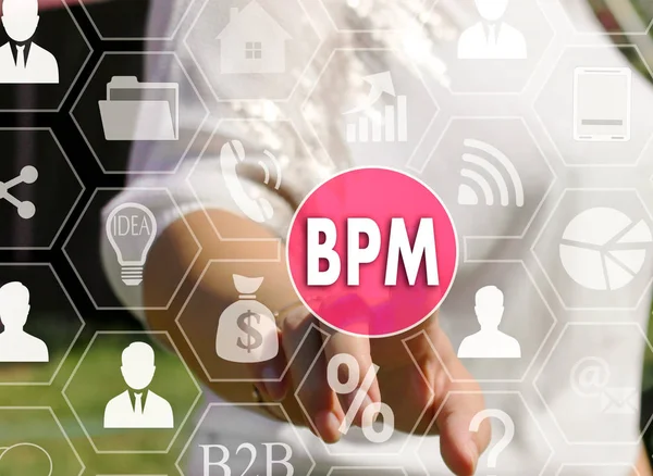 Empresaria presiona un botón BPM, Gestión de Procesos de Negocio o — Foto de Stock