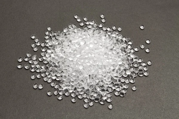 ЧП. Прозрачные гранулы из полиэтилена. Пластиковые гранулы. Пластик — стоковое фото