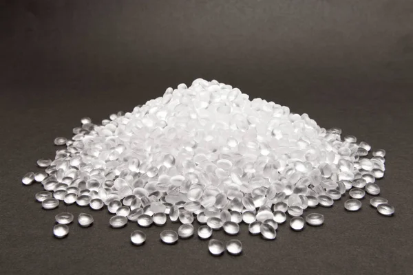 Прозрачные гранулы полиэтилена на темных .HDPE пластиковых гранулах . — стоковое фото