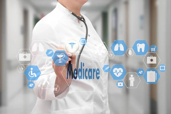 Medical Doctor with stethoscope and Medicare icon in Medical net — Stock Photo, Image