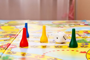 Masa oyunları için ev. Sarı, yeşil ve kırmızı plastik fiş ve zar oyunları çocuklar için gemide. Seçici odak