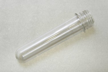 Plastik çubuklar. Gri arka plan üzerinde plastik pet şişe. Polietilen tereftalat şişe. Şeffaf gıda ambalajlama
