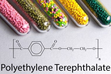 Polietilen tereftalat (Pet), kimyasal formülü granül. Plastik granül ve kimyasal yapısı şeması. Renkli plastik granül.