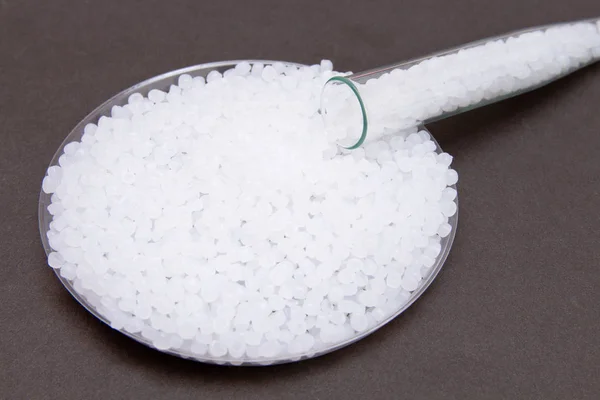 Plastik granül. Şeffaf polietilen granül. Plastik ham 
