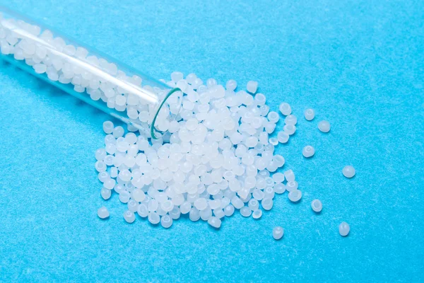 Plastik granül. Şeffaf polietilen granül. Plastik ham 