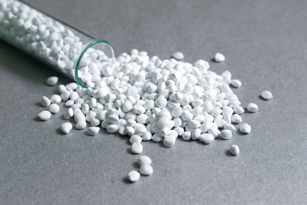 Plastic pellets. Witte kleurstof voor kunststoffen, in reageerbuis weer — Stockfoto