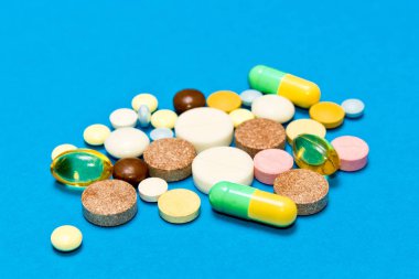 Opioid hapları. Mavi arka planda renkli haplar. Sorun Opioid. 