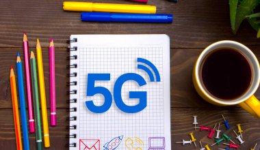 İşadamı masa başında Not Defteri'nde kalemle 5g'lik bir not bıraktı.