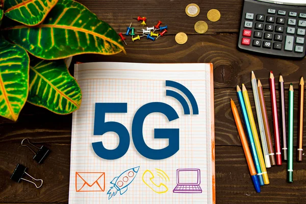 Defter bir notlar ofis masaları araçları ile 5g ile. Kavramı