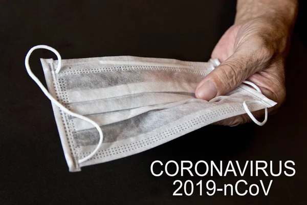 Koronawirus 2019 -ncov. Starszy mężczyzna trzyma maskę. Sele. — Zdjęcie stockowe