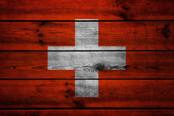 Швейцарський прапор на фоні дерев'яні — стокове фото