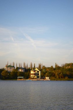 nehir kıyısında plaj evi