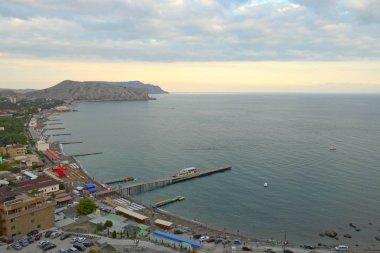 Deniz Manzaralı plaj ve dağ