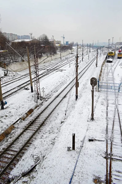 Kar kaplı birçok demiryolu hatları deposunda, havadan görünümü — Stok fotoğraf