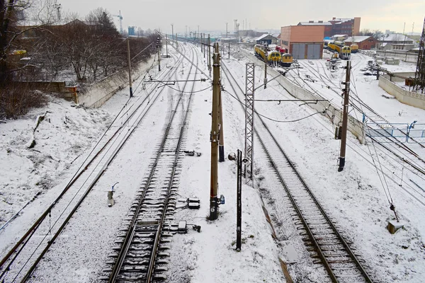Kar kaplı birçok demiryolu hatları deposunda, havadan görünümü — Stok fotoğraf