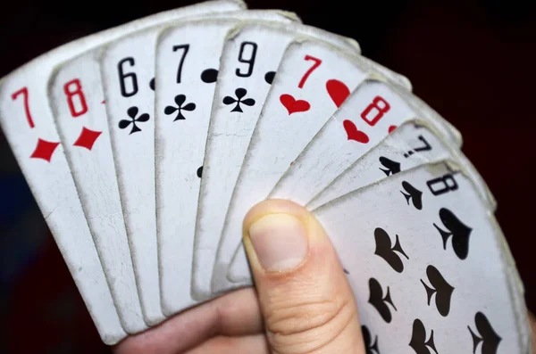Играть в карты в руках человека, чувак. рука держит игральные карты — стоковое фото