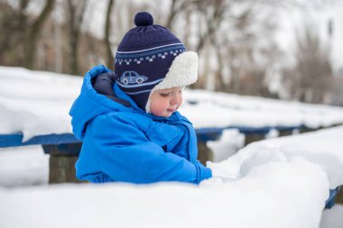 Kışın bir karda oynarken yürümeye başlayan çocuk