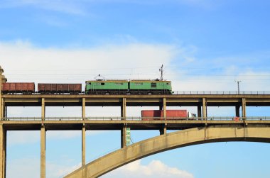 gökyüzü köprüsü üzerinde seyahat aracı ve tren